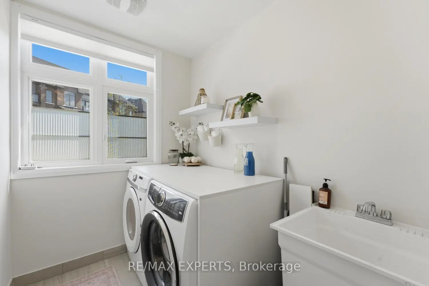 87 De La Roche Drive photo 5