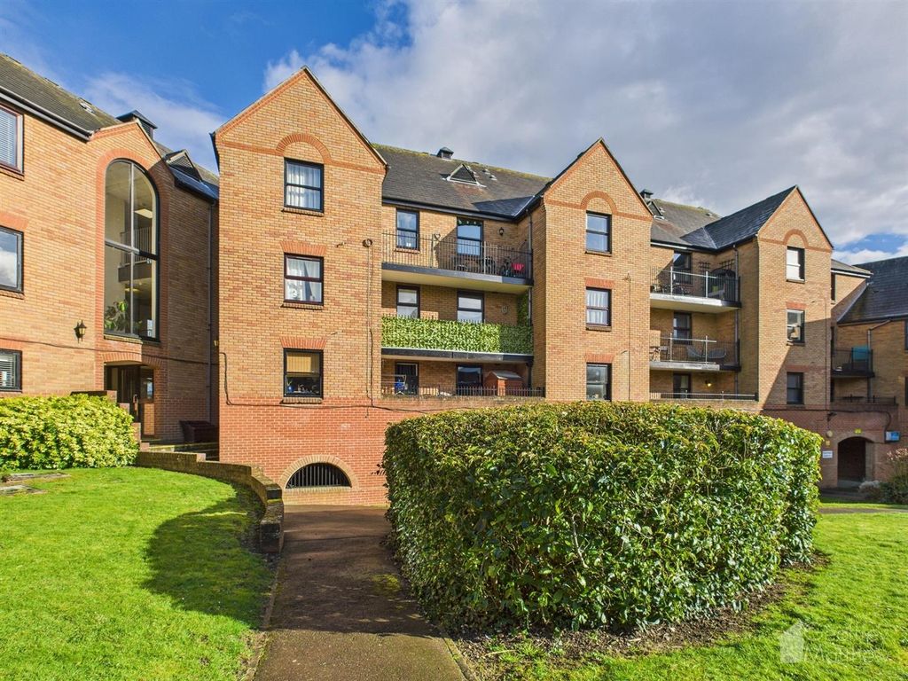 2 bed flat for saleChelmsford Road, Dunmow CM6