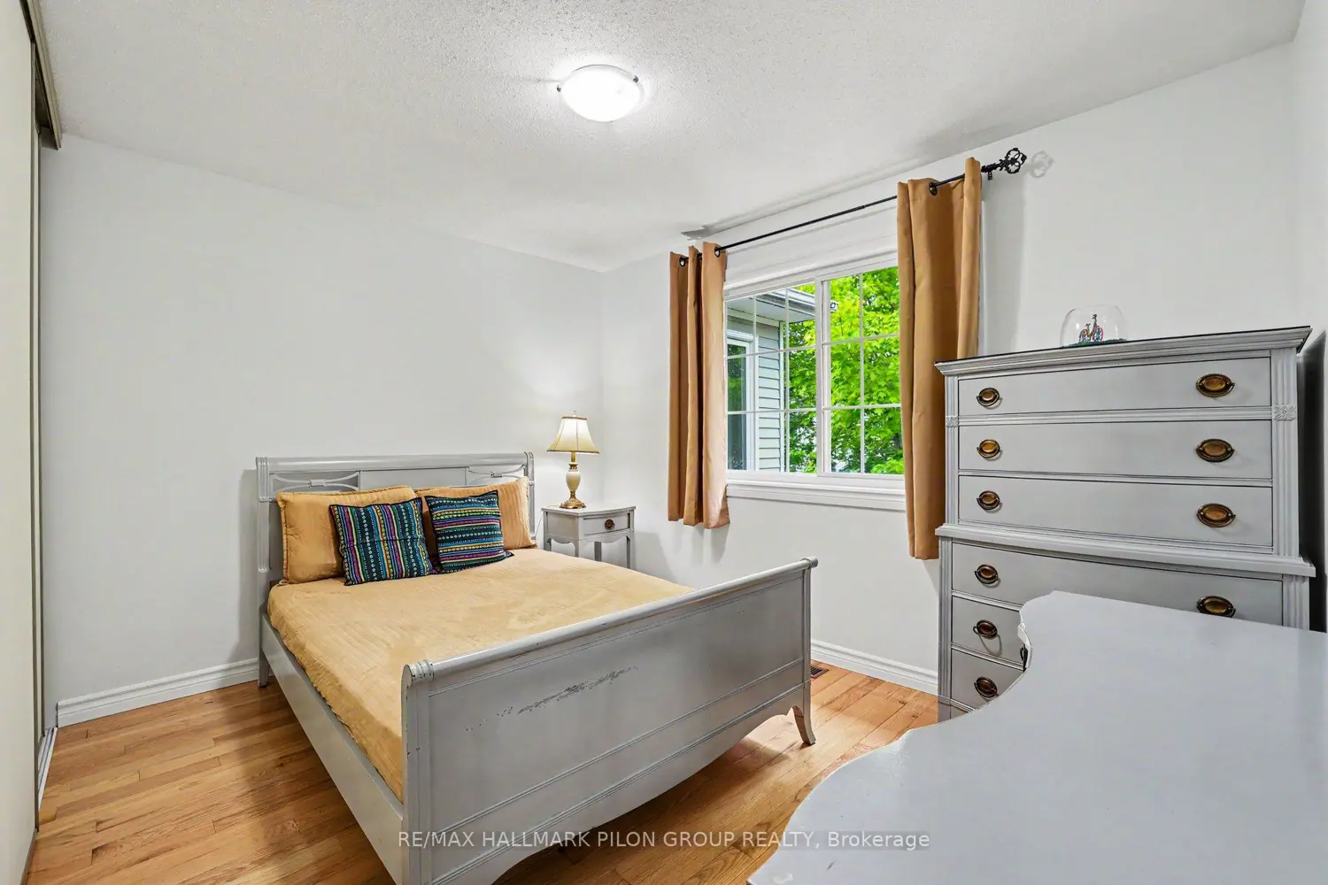 1674 Sansonnet Street photo 5