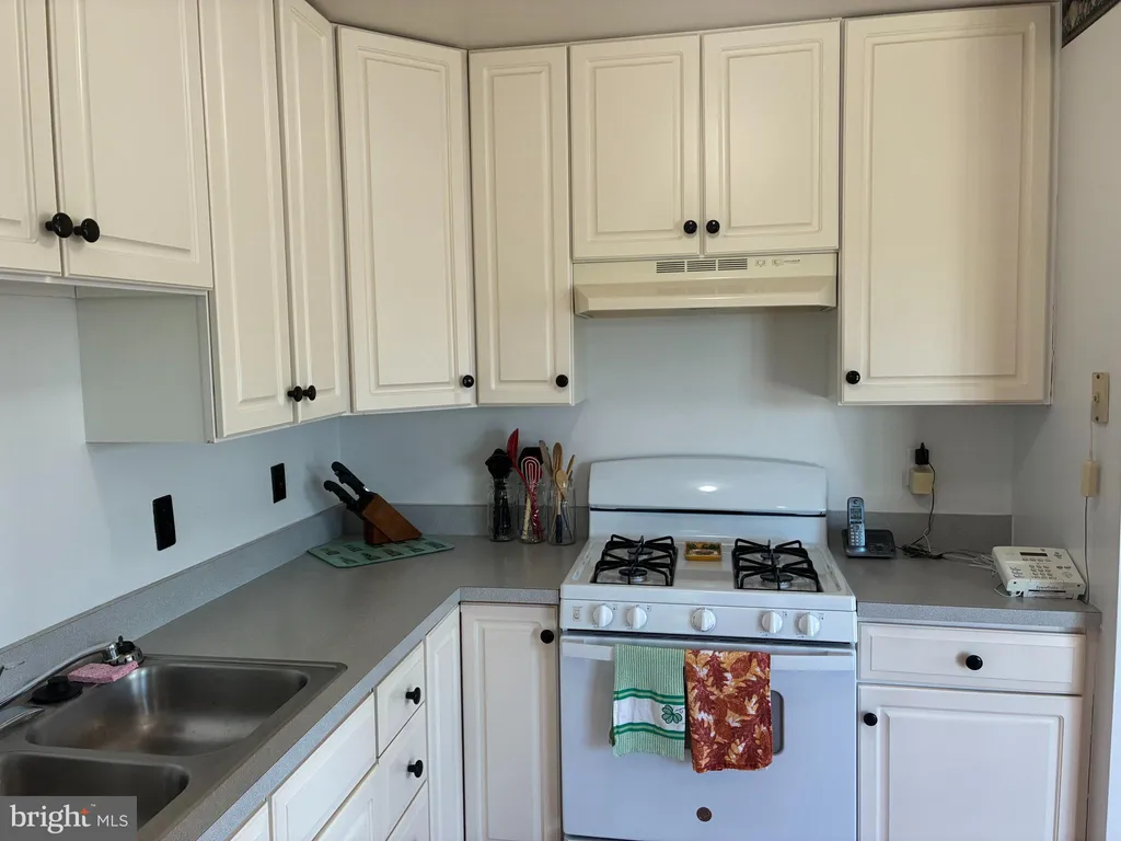 Additional image 5 of 566 Applewood Court, Upper Chichester, PA 19014