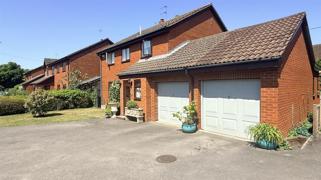 4 bed detached house for saleBadgers Close, Pans Lane, Devizes SN10