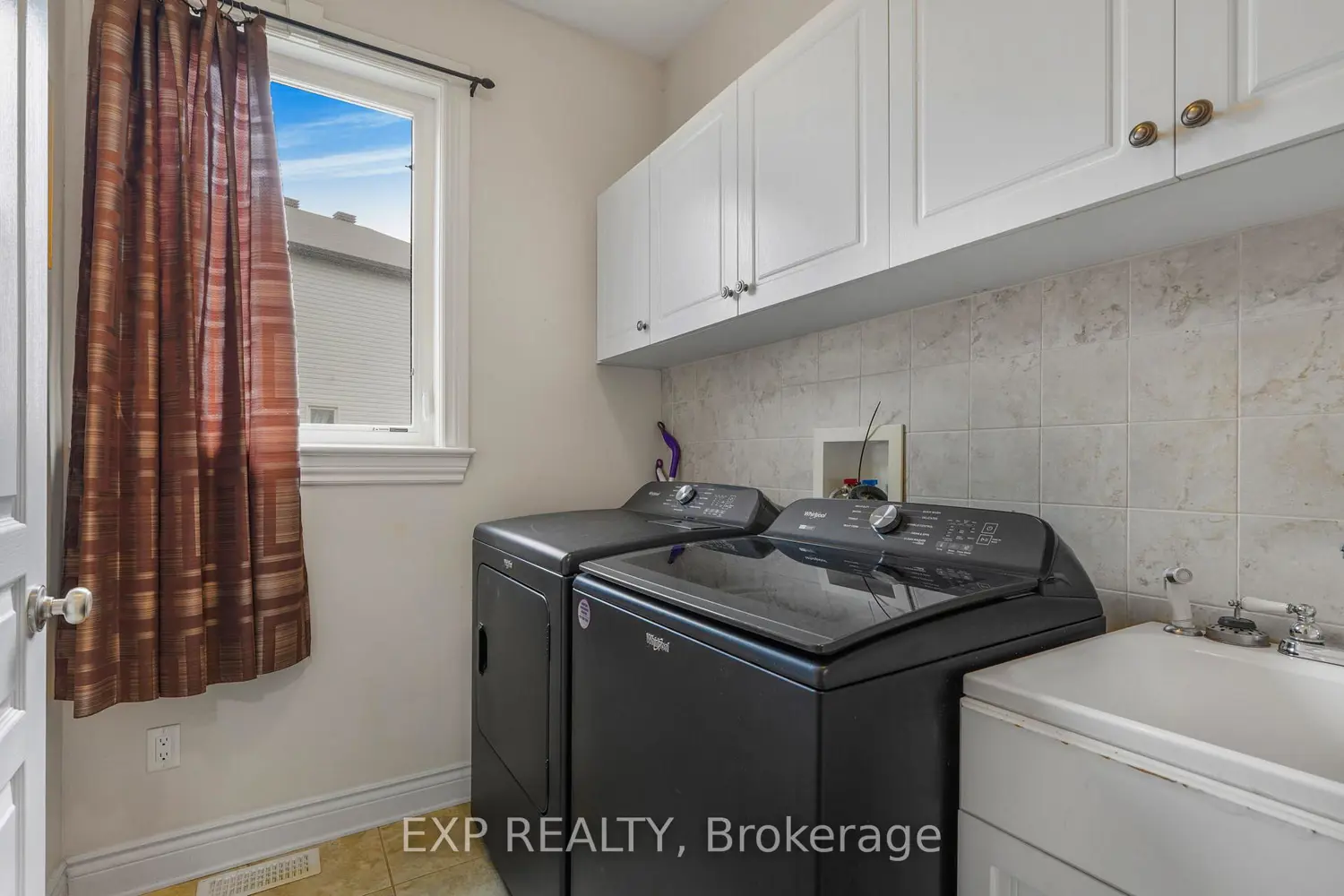224 Topaze Crescent photo 2