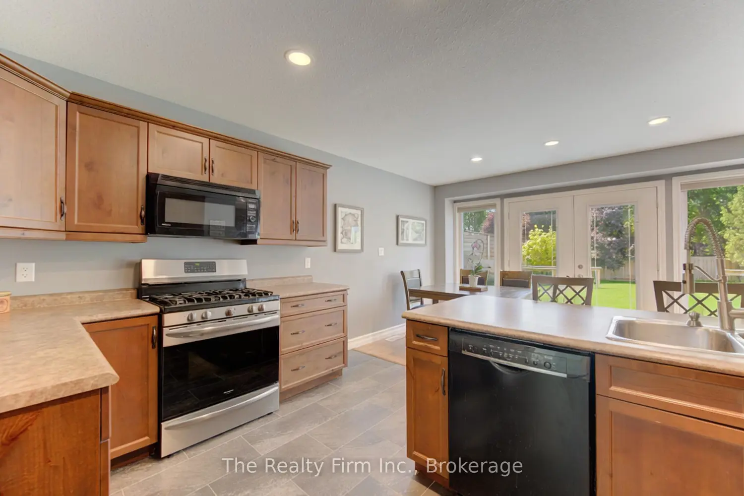 475 Albert Avenue photo 5