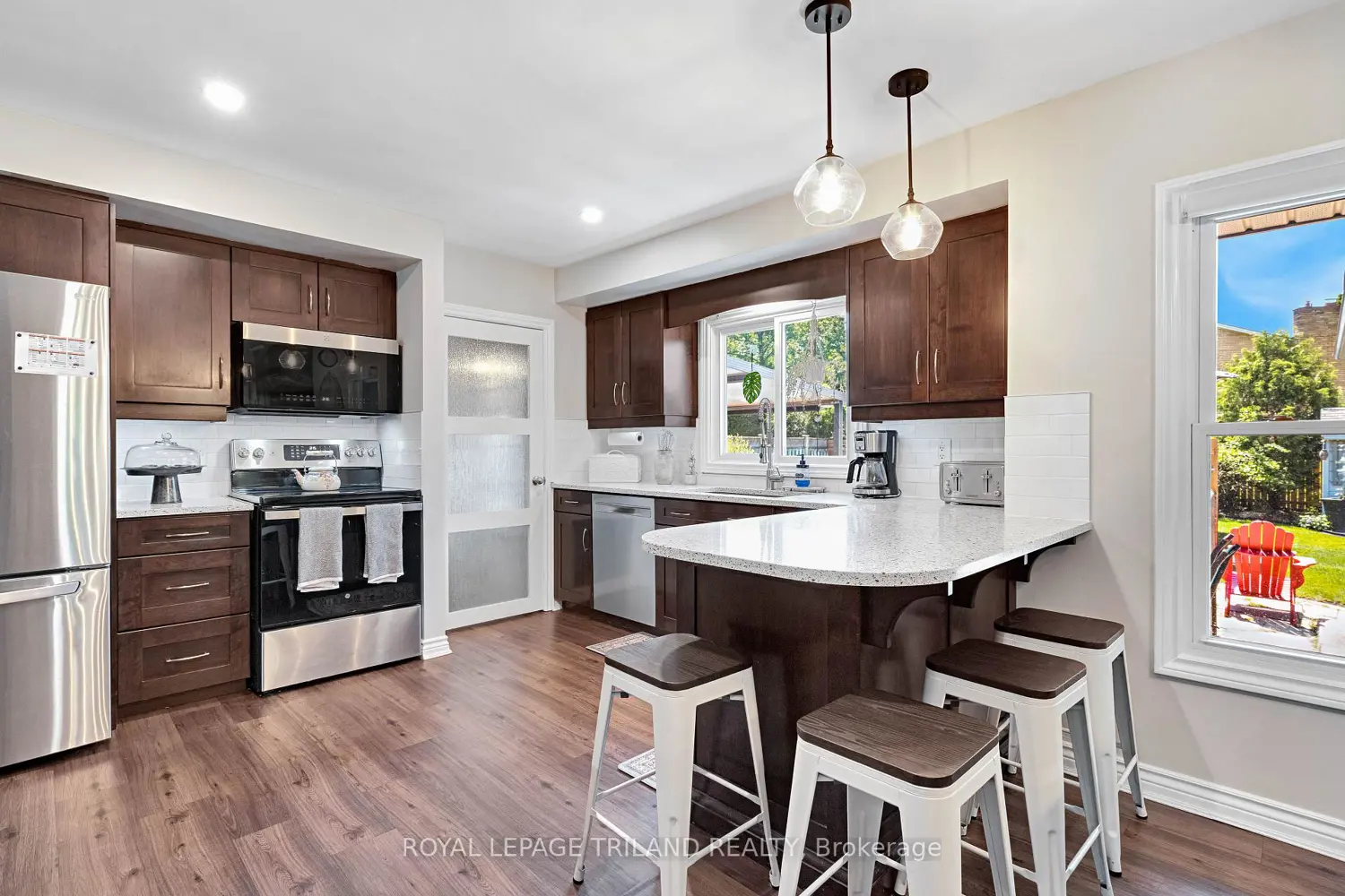 445 Ridout Street photo 2