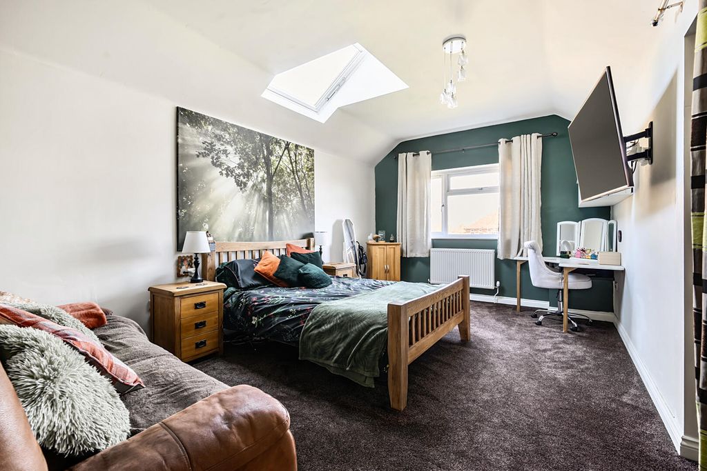 5 bed detached house for saleJackson Close, Devizes SN10 photo 4