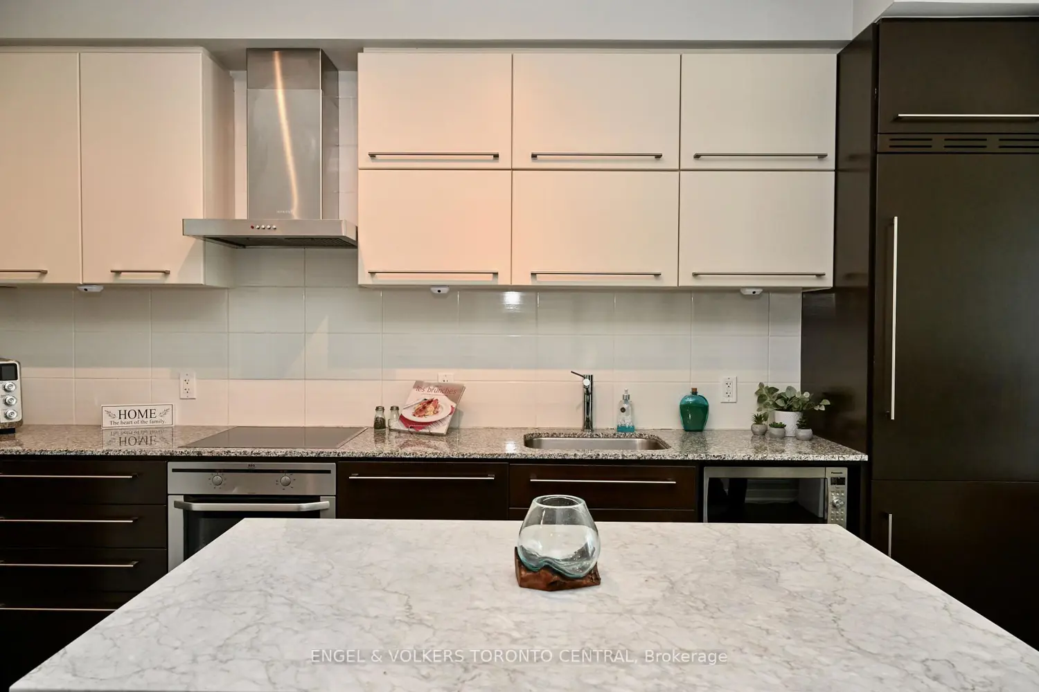 Additional image 8 of 770 Bay Street 2504