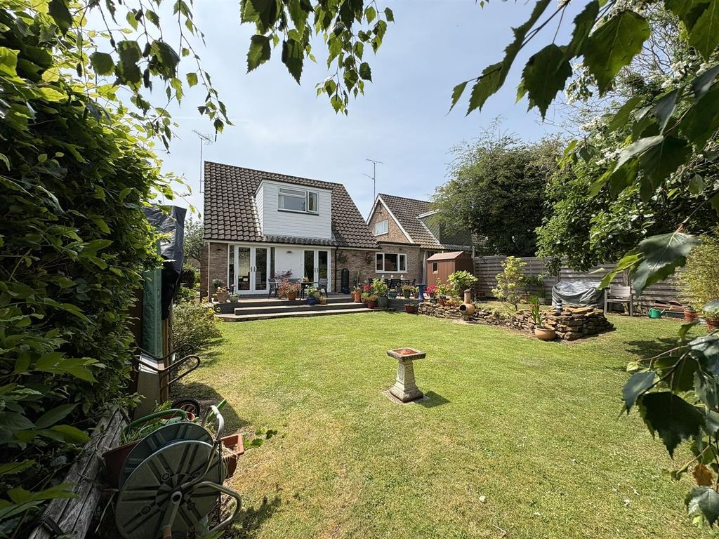 4 bed property for saleBrooklands Close, Daventry NN11