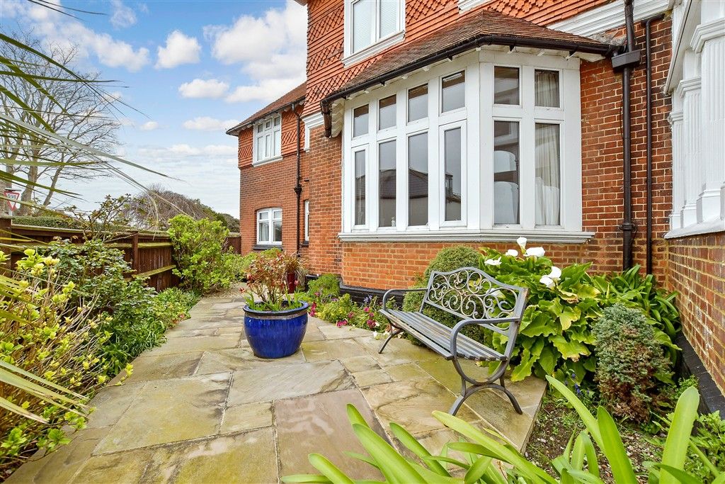 2 bed flat for saleWalmer, Walmer, Kent CT14 photo 3