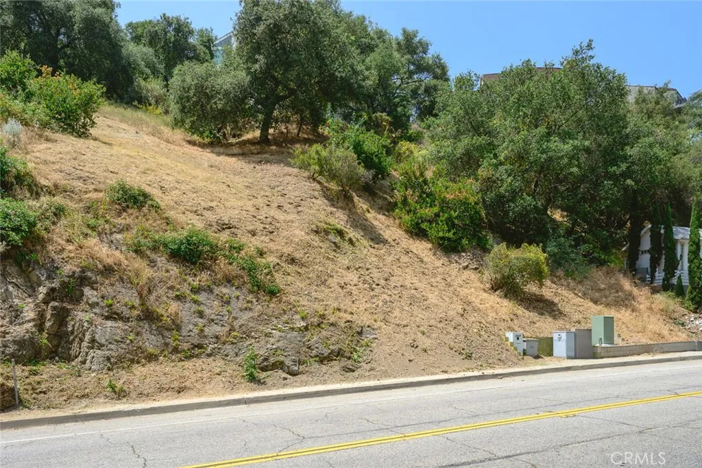 2589 E Chevy Chase Drive, Glendale, CA 91206 photo 2