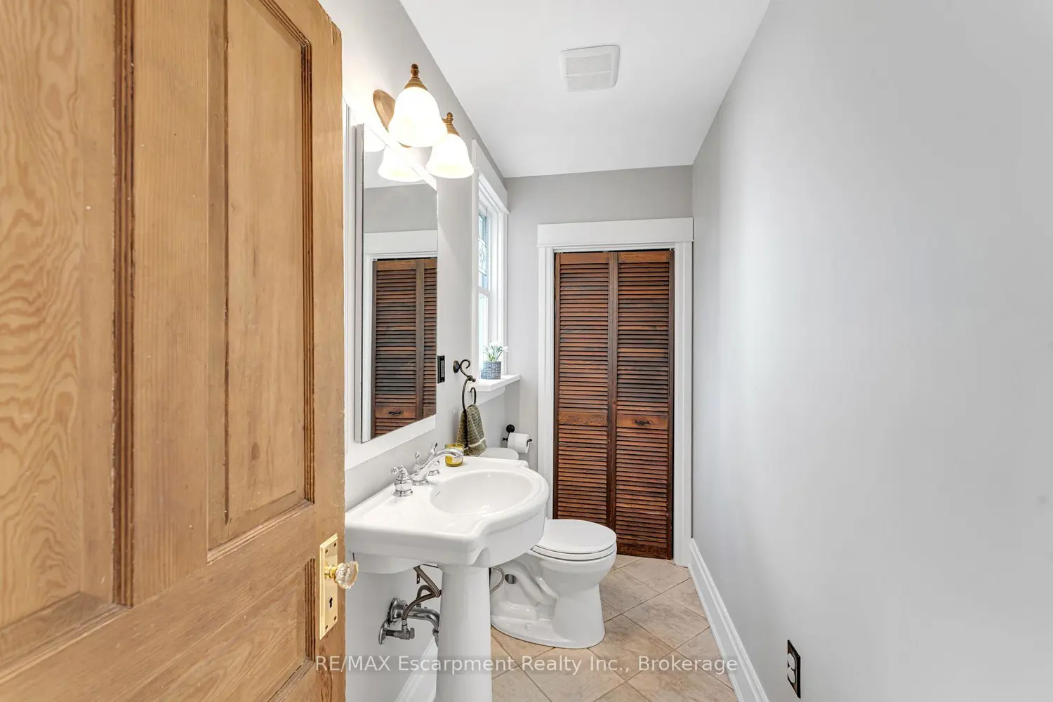 546 Hurd Avenue photo 3