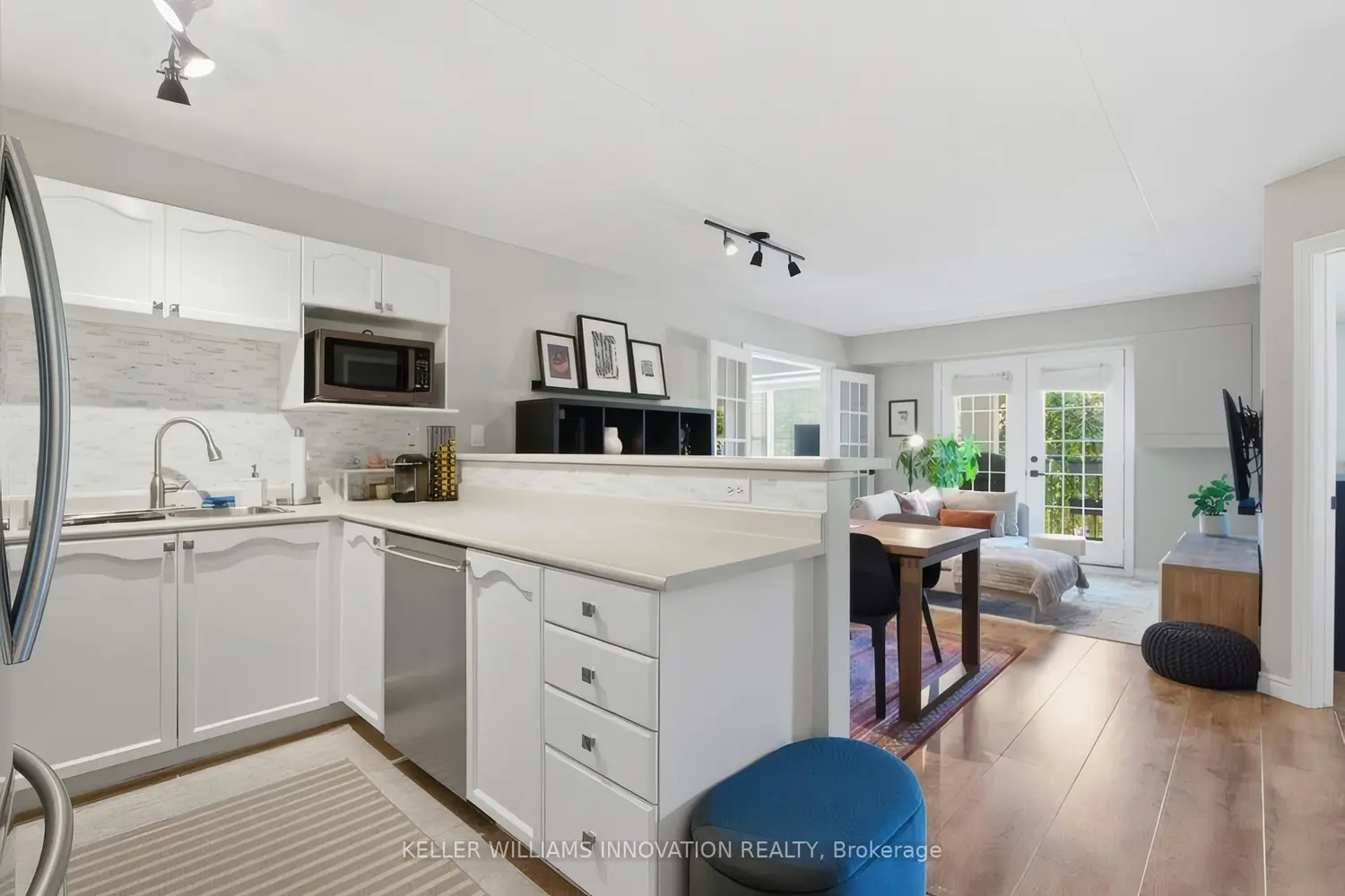 1421 Walkers Line 209 photo 5