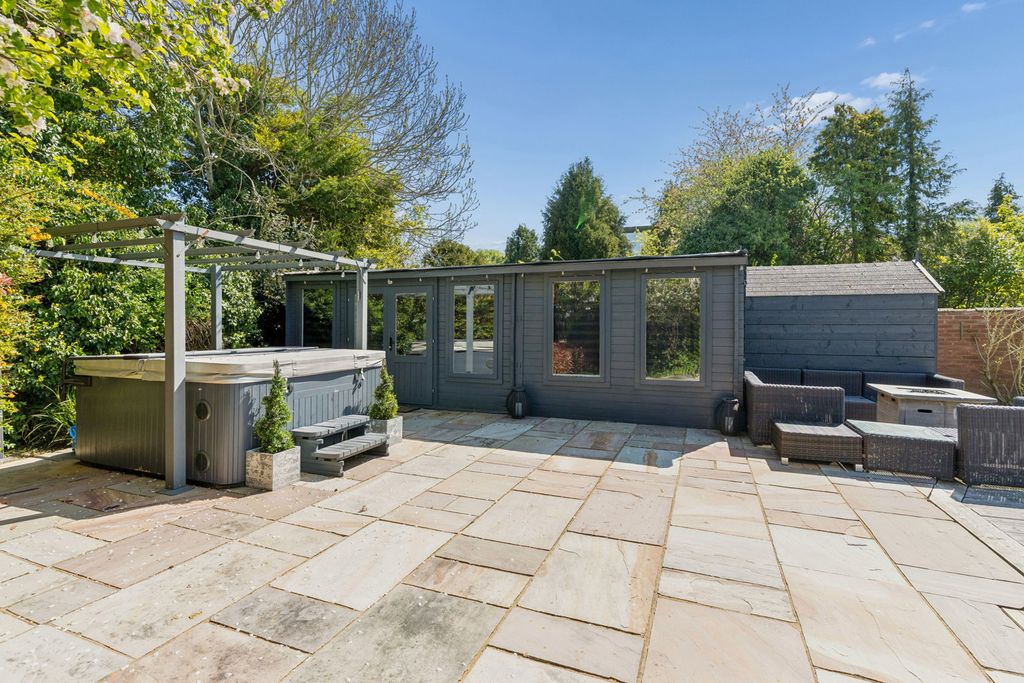 Additional image 31 of 5 bed detached house for saleCoombe Drive, Dunstable LU6