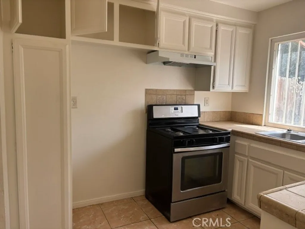 7925 Midhurst Dr, Highland, CA 92346