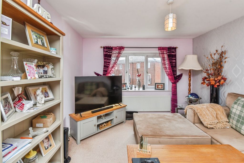 2 bed flat for saleHillier Road, Devizes SN10 photo 2