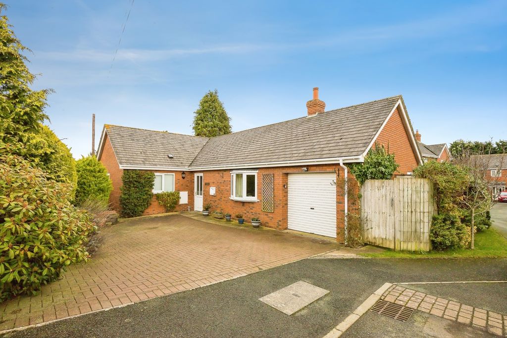 3 bed bungalow for saleCollege Close, Tetchill, Ellesmere, Shropshire SY12