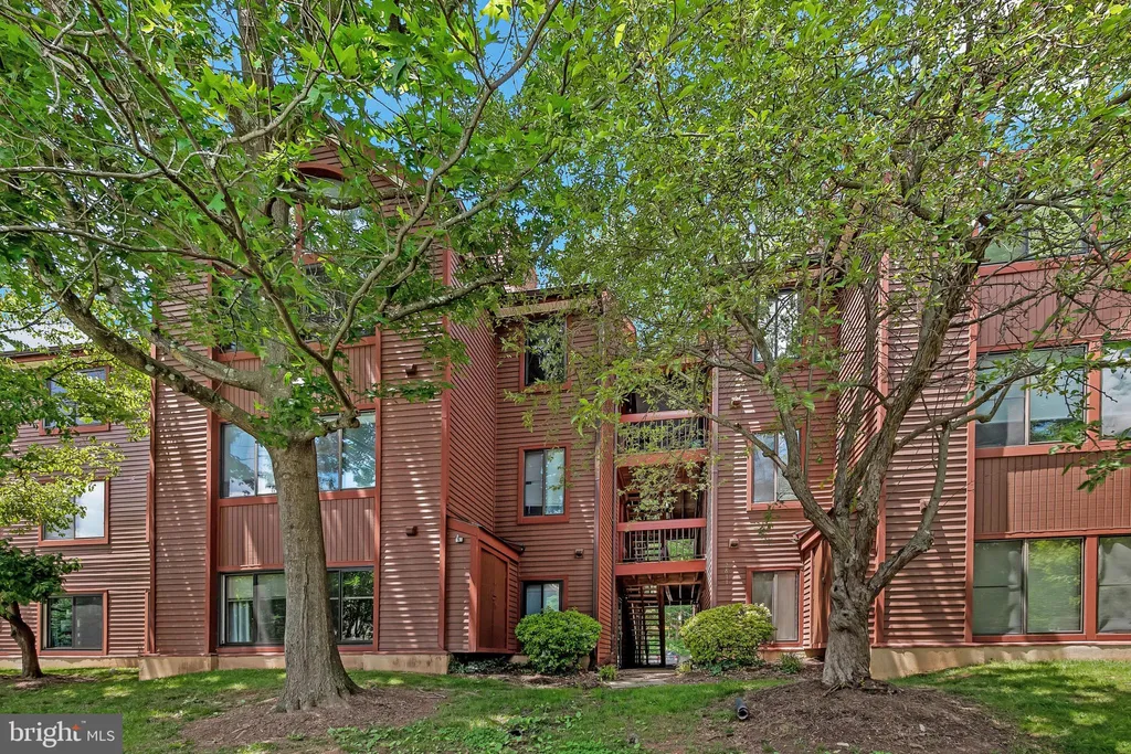 2811 Lee Oaks Court Unit 304, Falls Church, VA 22046