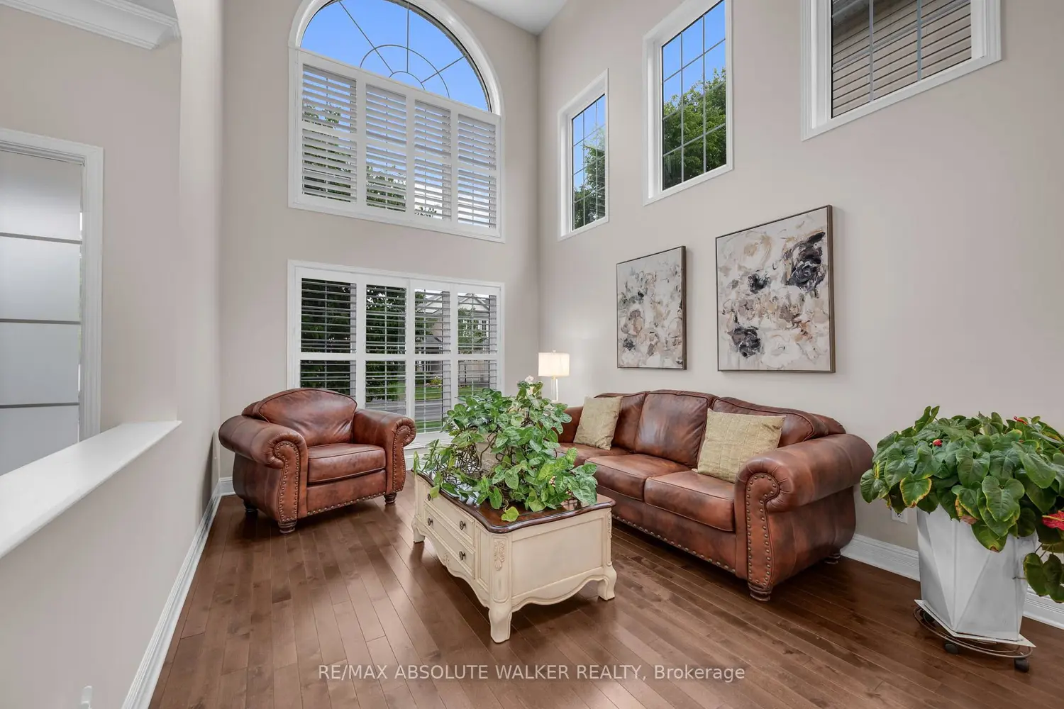 245 Lucinda Crescent photo 2