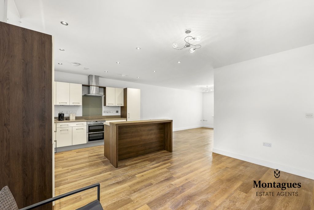 2 bed flat for saleCentre Drive, Epping CM16 photo 4
