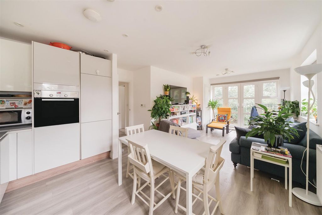 Additional image 6 of 2 bed flat for saleQueenswood Crescent, Englefield Green, Egham TW20