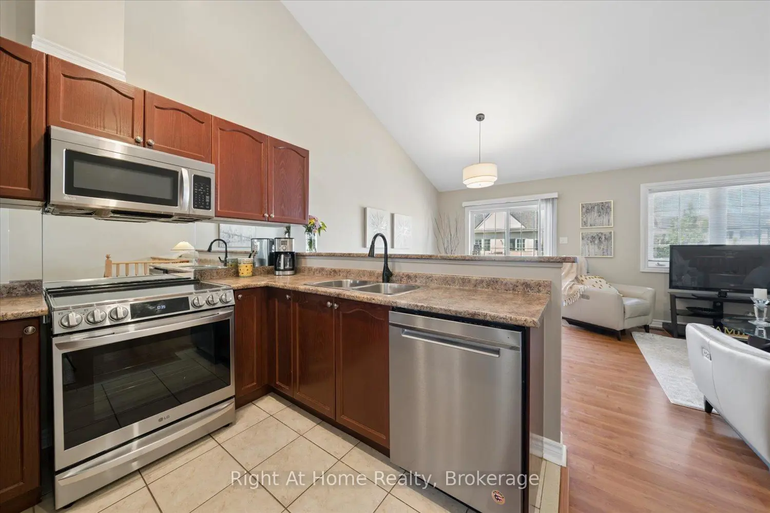 17 Wicker Park Way photo 3