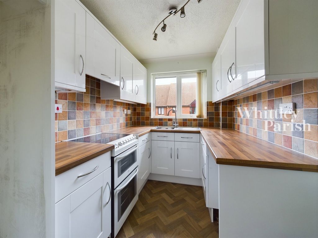 2 bed flat for saleParkside Court, Diss IP22 photo 3