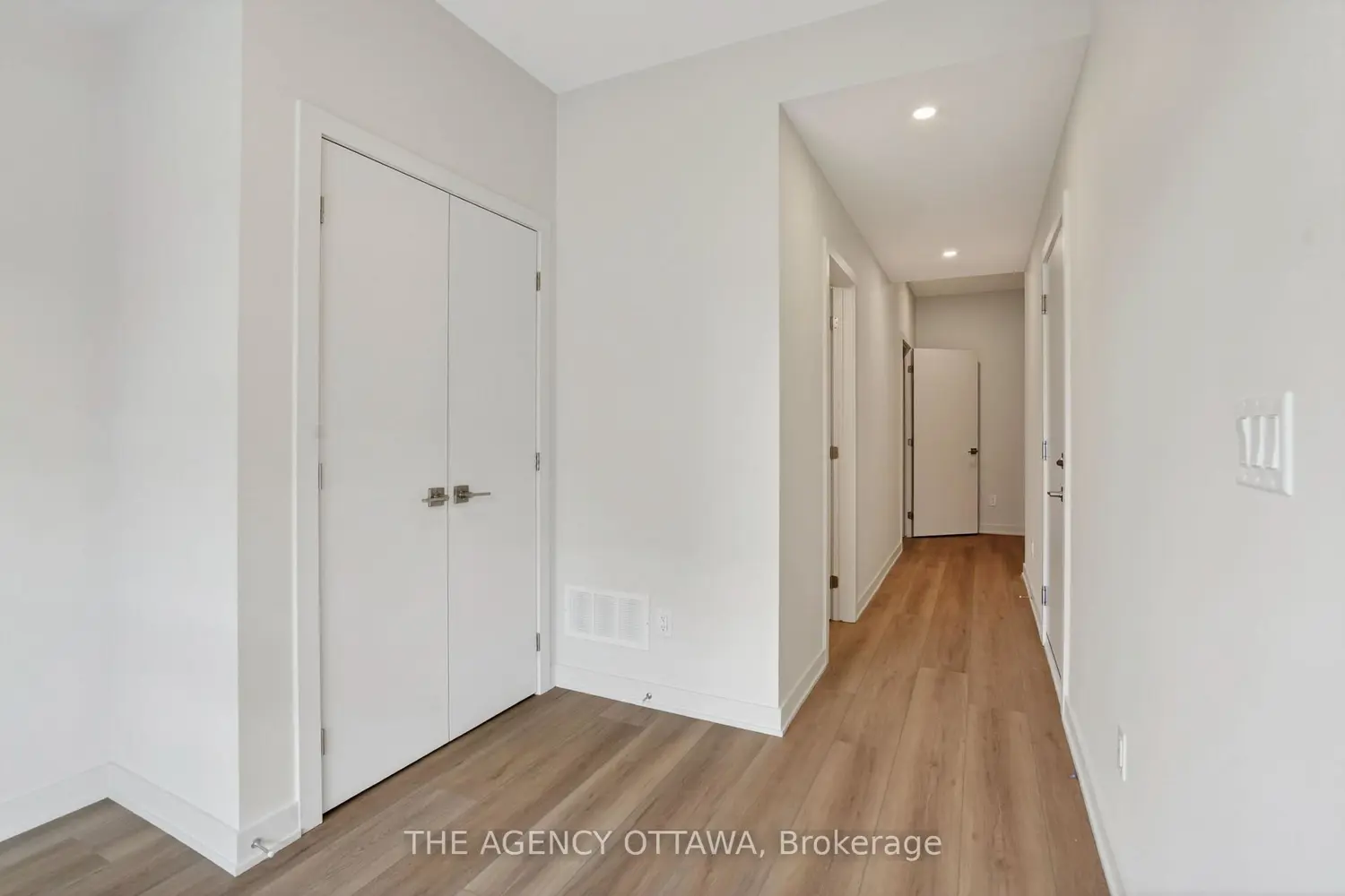 3061 Showcase Crescent photo 3