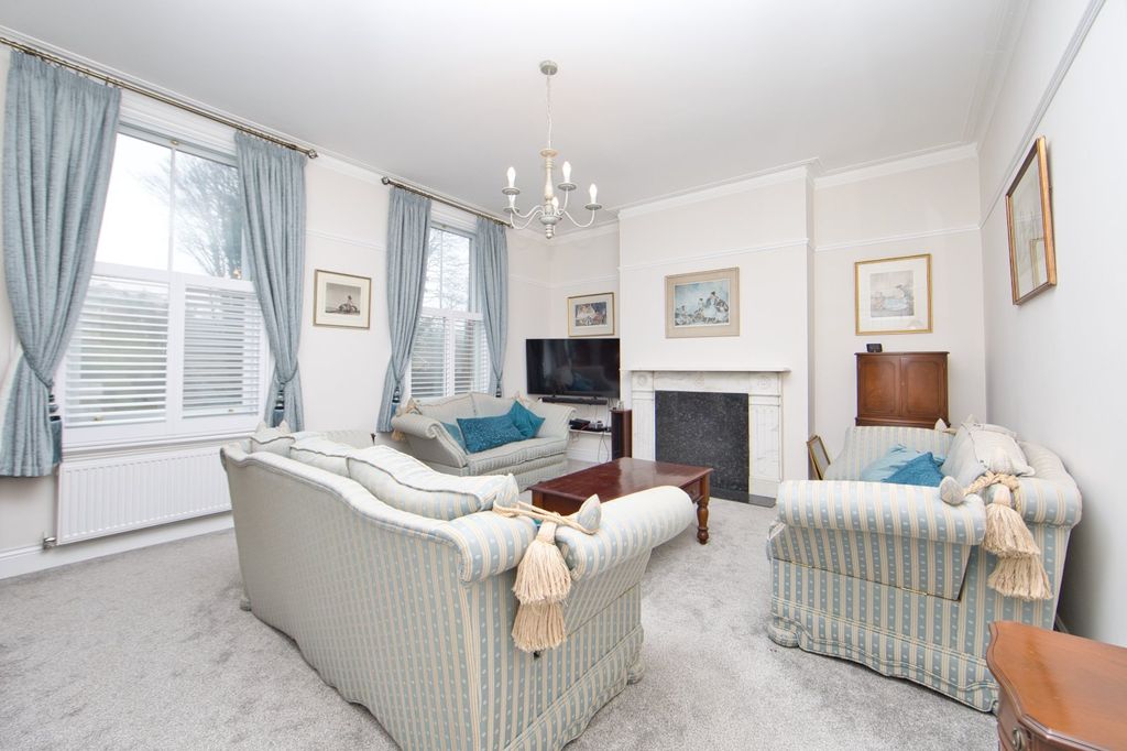 3 bed flat for saleCrabble Hill, Dover, Kent CT17 photo 2