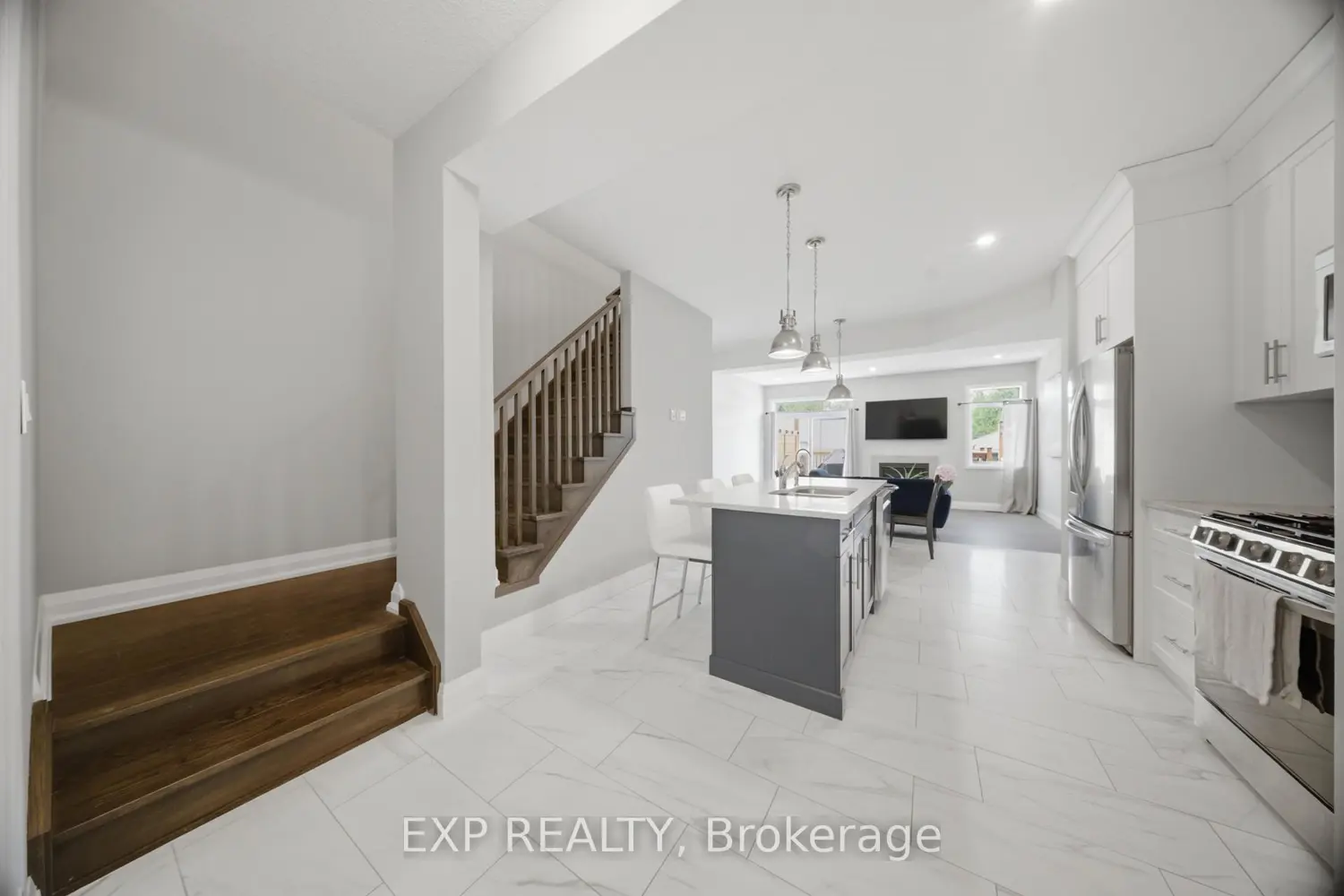 107 Stephenson Way photo 4