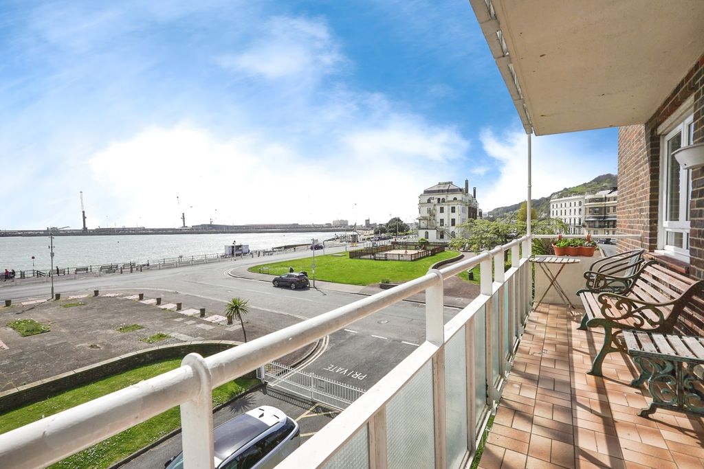3 bed flat for saleThe Gateway, Dover, Kent CT16 photo 3
