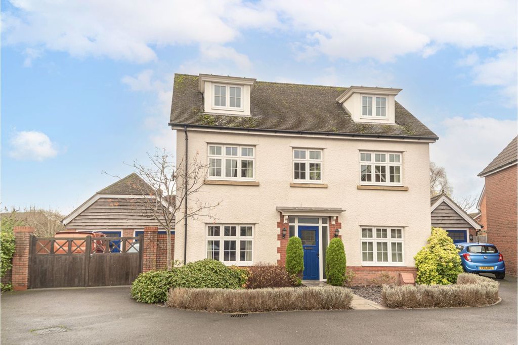 5 bed detached house for saleBrook Gardens, Devizes SN10 photo 3