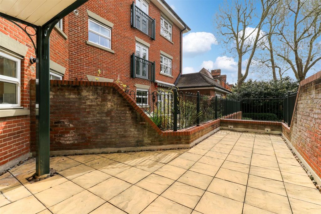 3 bed flat for saleThe Ridgeway, Enfield, Middlesex EN2 photo 2