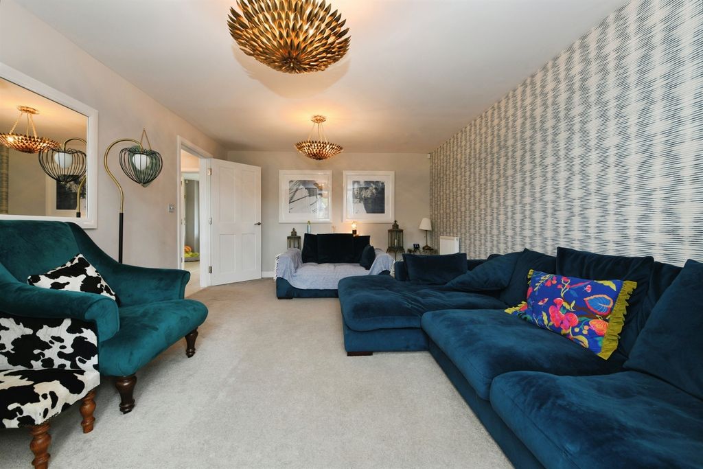 4 bed detached house for saleWestons Piece, Devizes SN10 photo 4