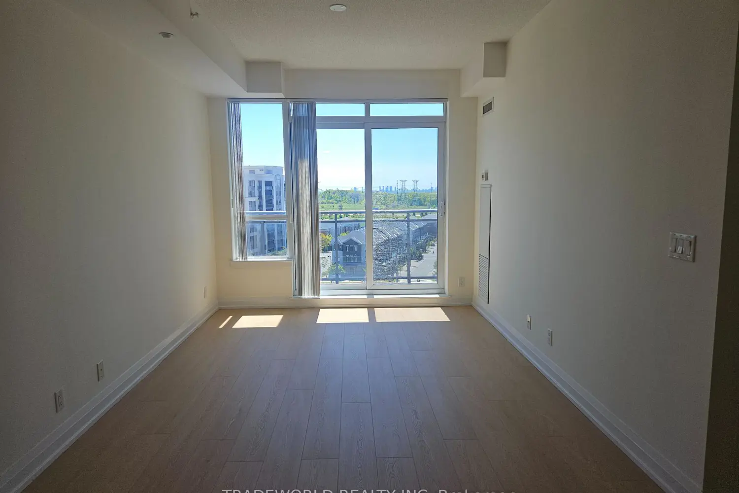 370 Highway 7 1009 photo 3
