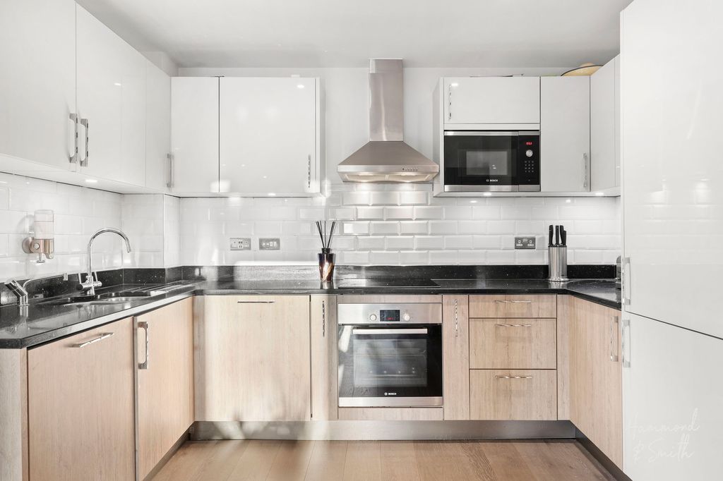 2 bed flat for saleStar Lane, Epping CM16 photo 2