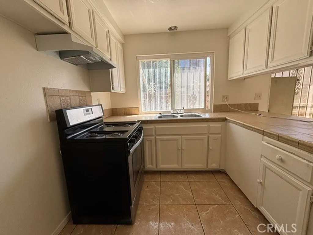 7925 Midhurst Dr, Highland, CA 92346 photo 2