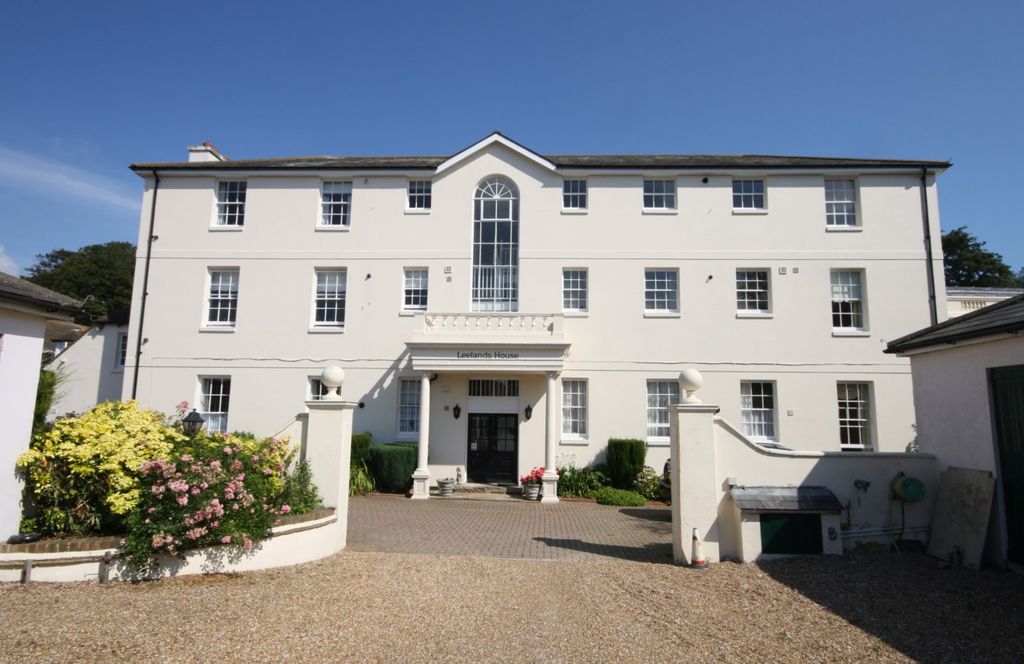 2 bed flat for saleLeelands House, Grams Road, Walmer, Kent CT14