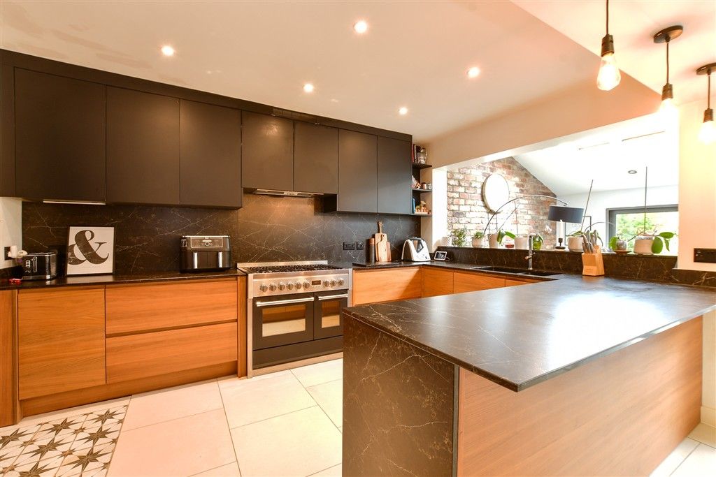5 bed semi-detached house for saleStewards Close, Epping, Essex CM16 photo 4