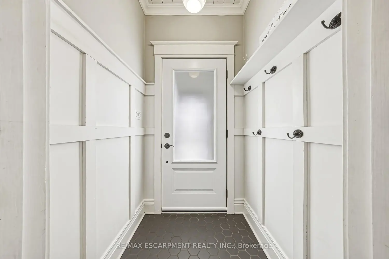 6 Nelles Boulevard photo 3
