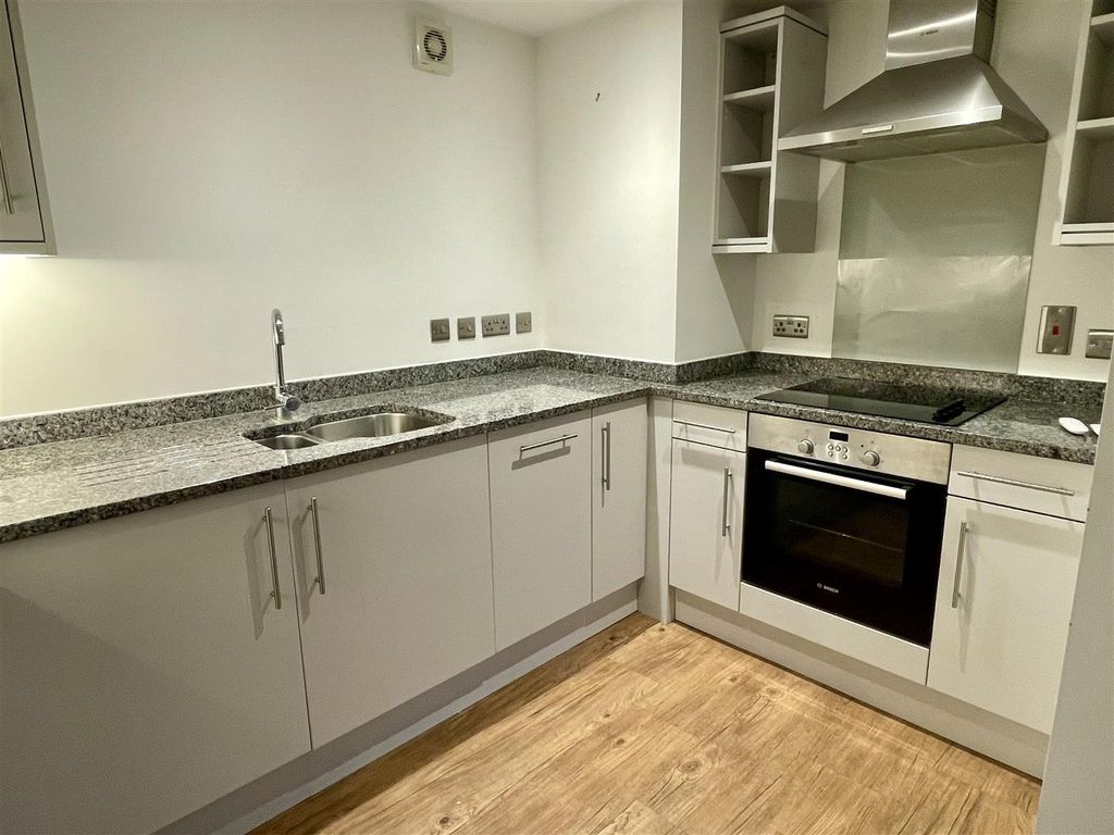 2 bed flat for saleNorthgate Street, Devizes SN10 photo 2