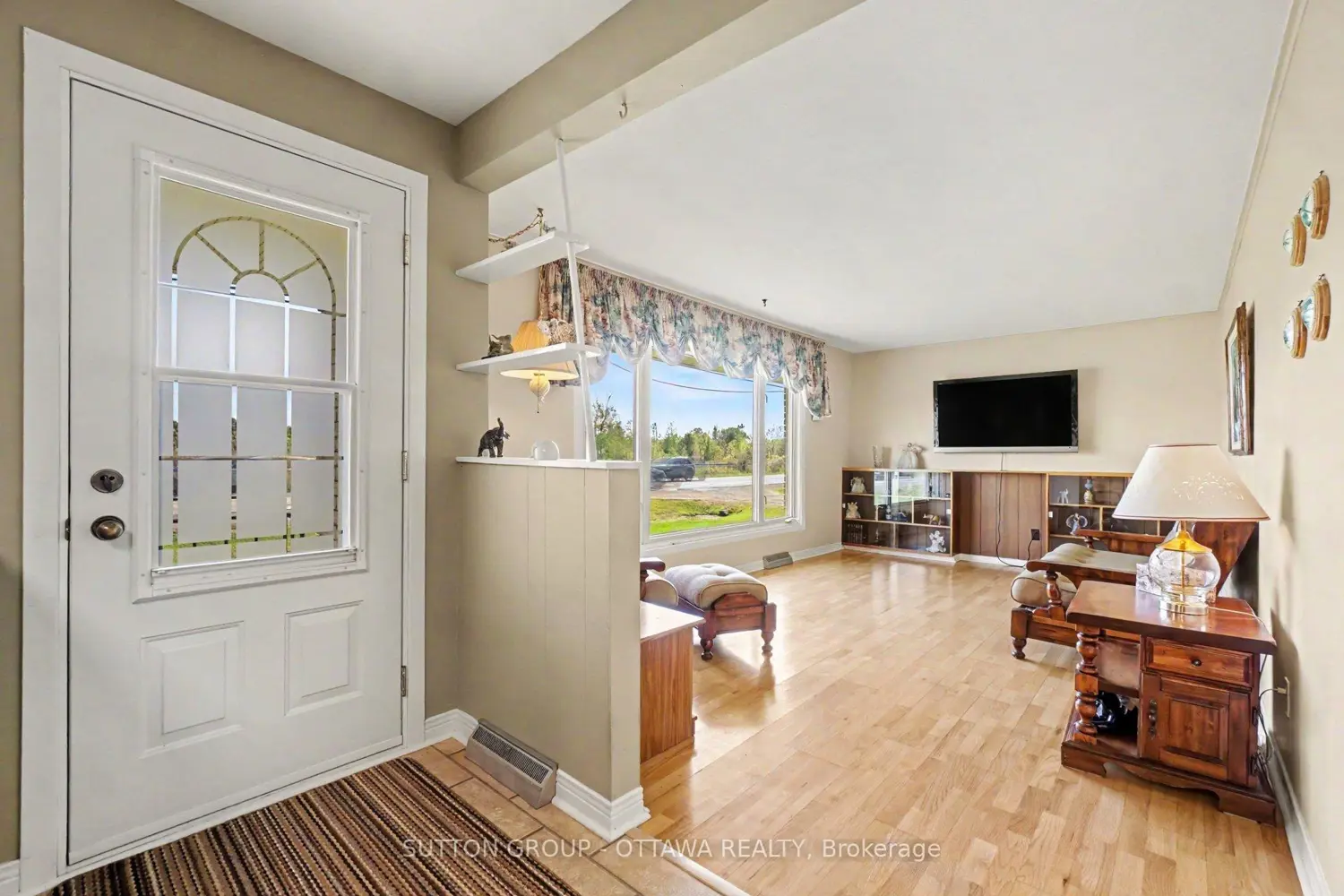 6573 Russell Road photo 3