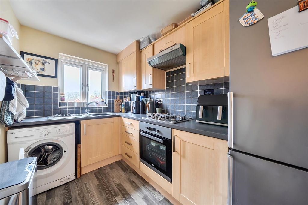 2 bed flat for saleCombe Walk, Devizes SN10 photo 3