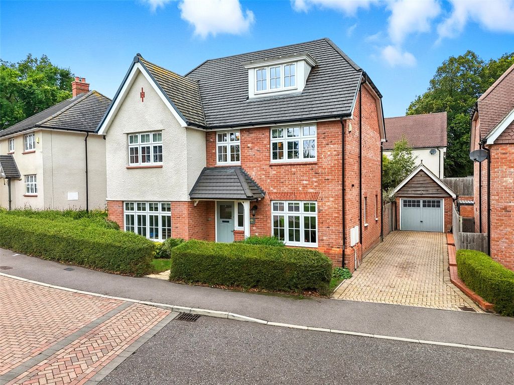 5 bed detached house for saleHedgerow Grove, Dunmow, Essex CM6