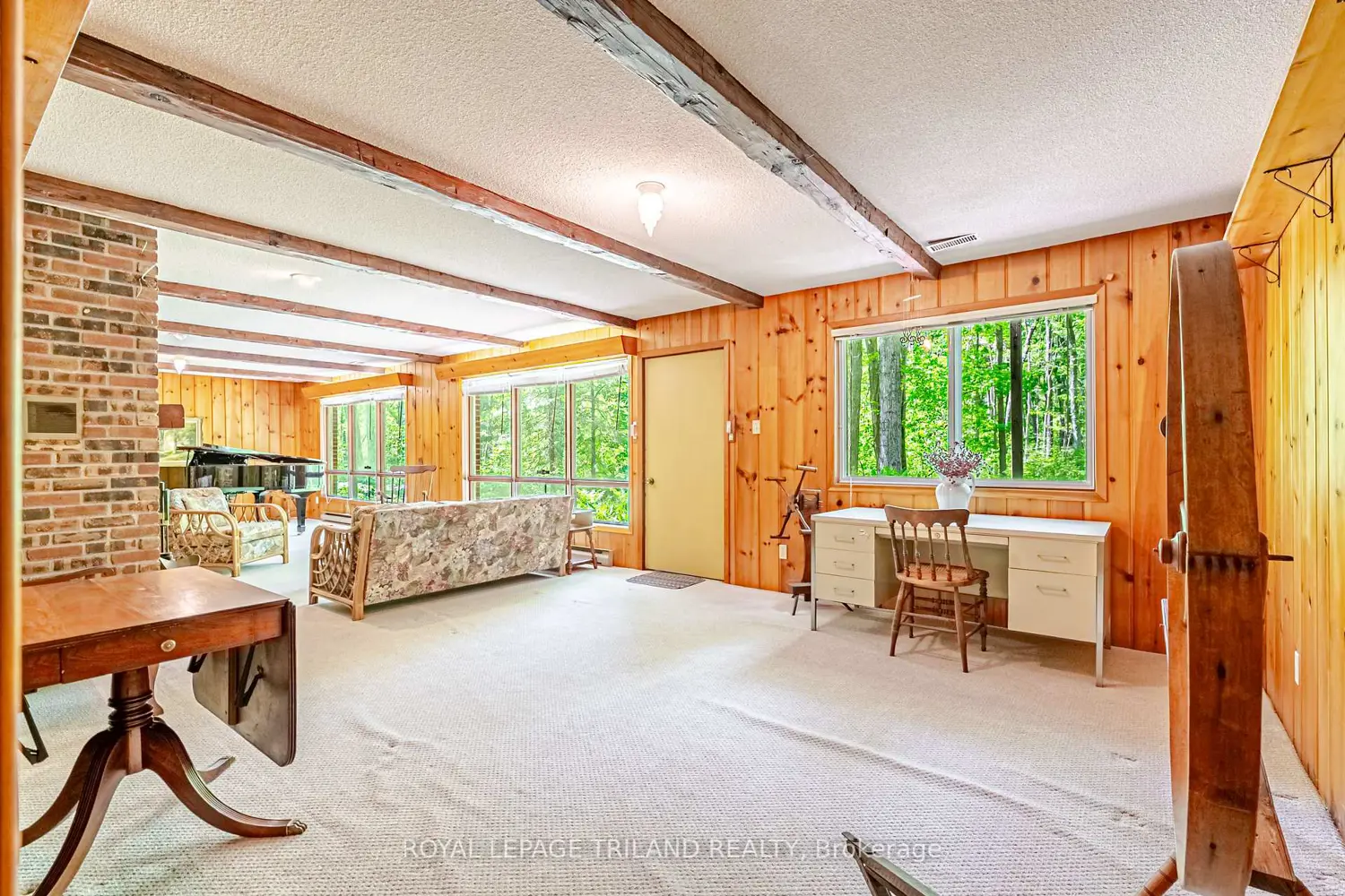 1591 Elgin Road photo 2