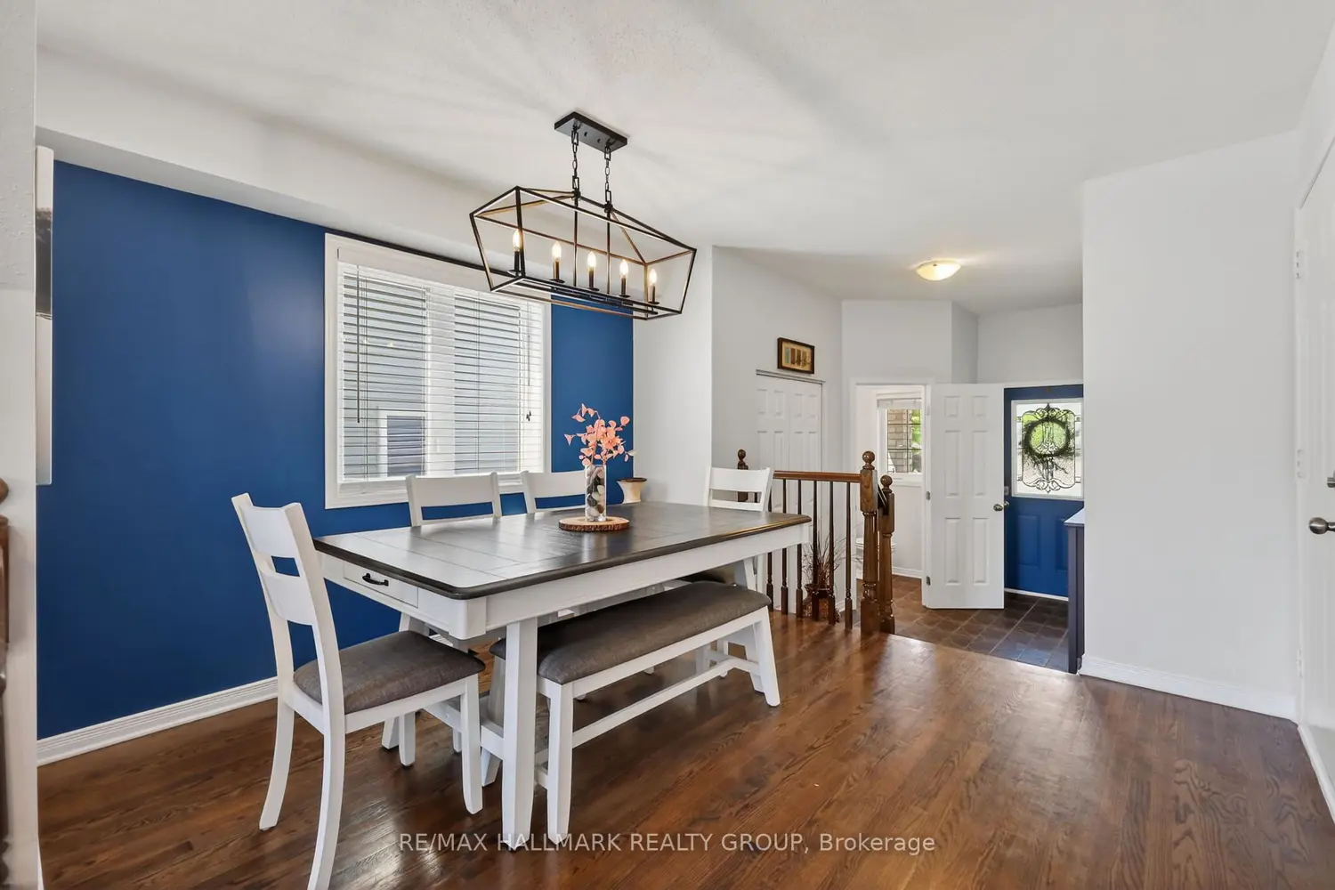 369 Rolling Meadow Crescent photo 3