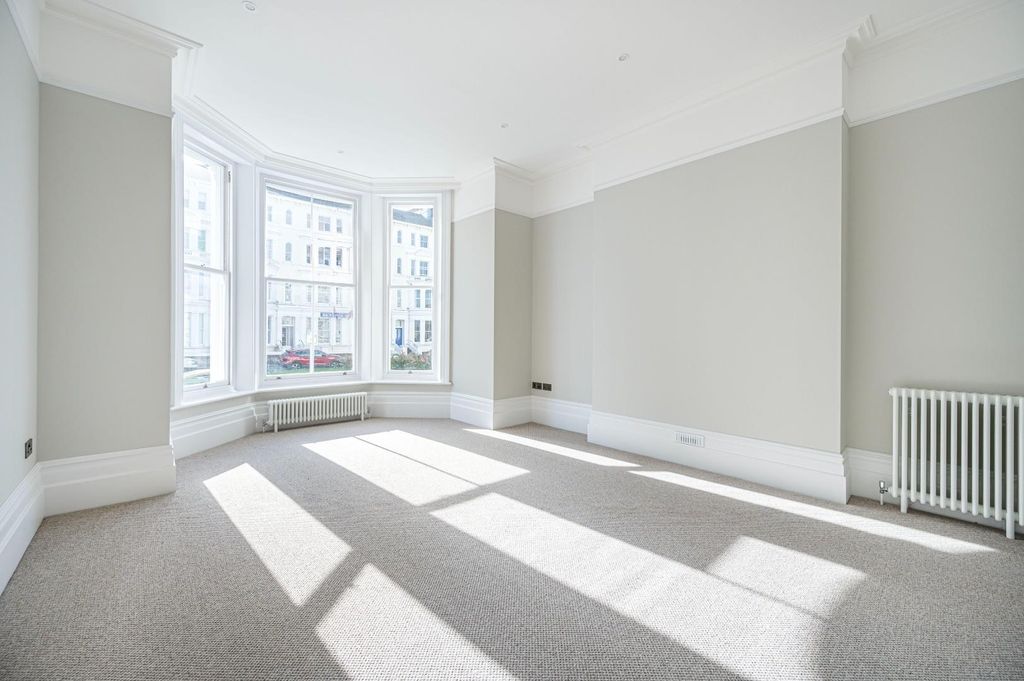 2 bed flat for saleHoward Square, Seafront, Eastbourne BN21 photo 4