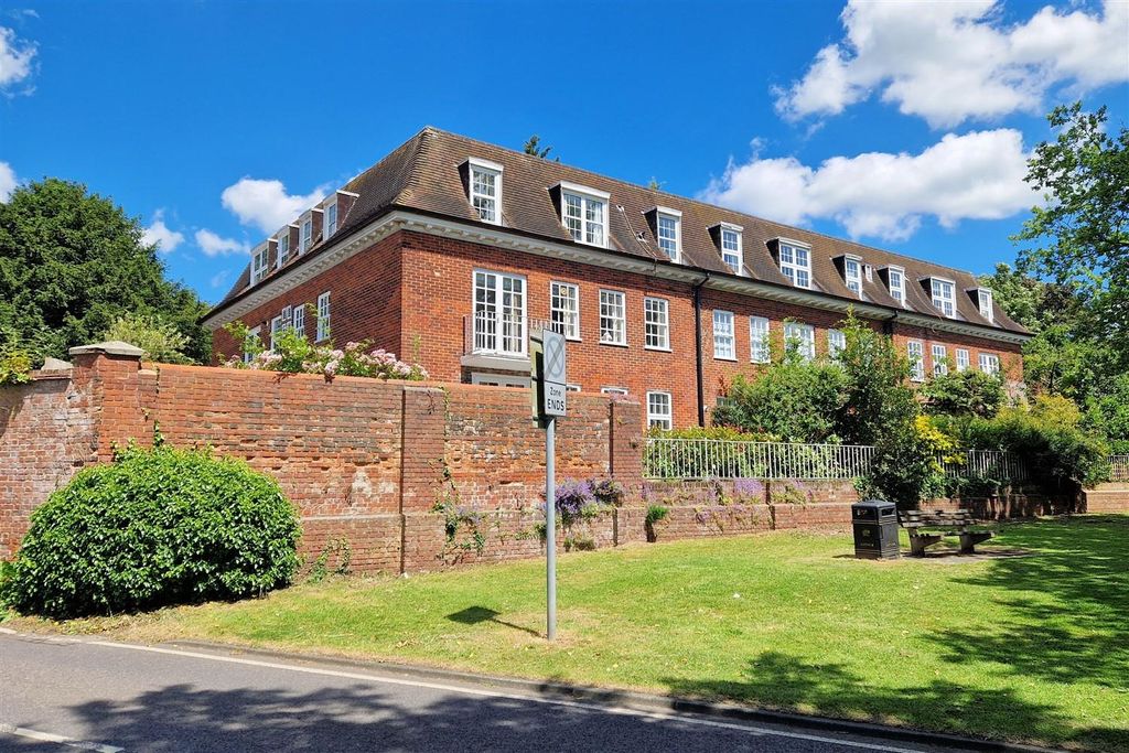 2 bed flat for saleSpriggs Court, Palmers Hill, Epping CM16