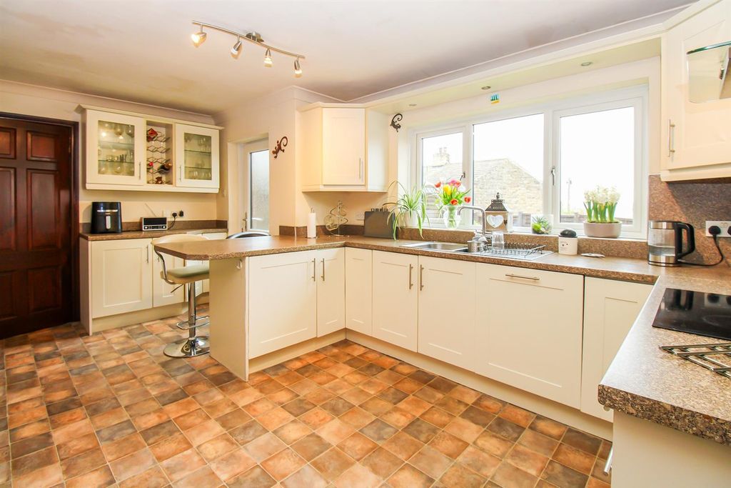 4 bed detached house for sale2, Bullfields Close, Thornhill, Dewsbury, Kirklees WF12 photo 3