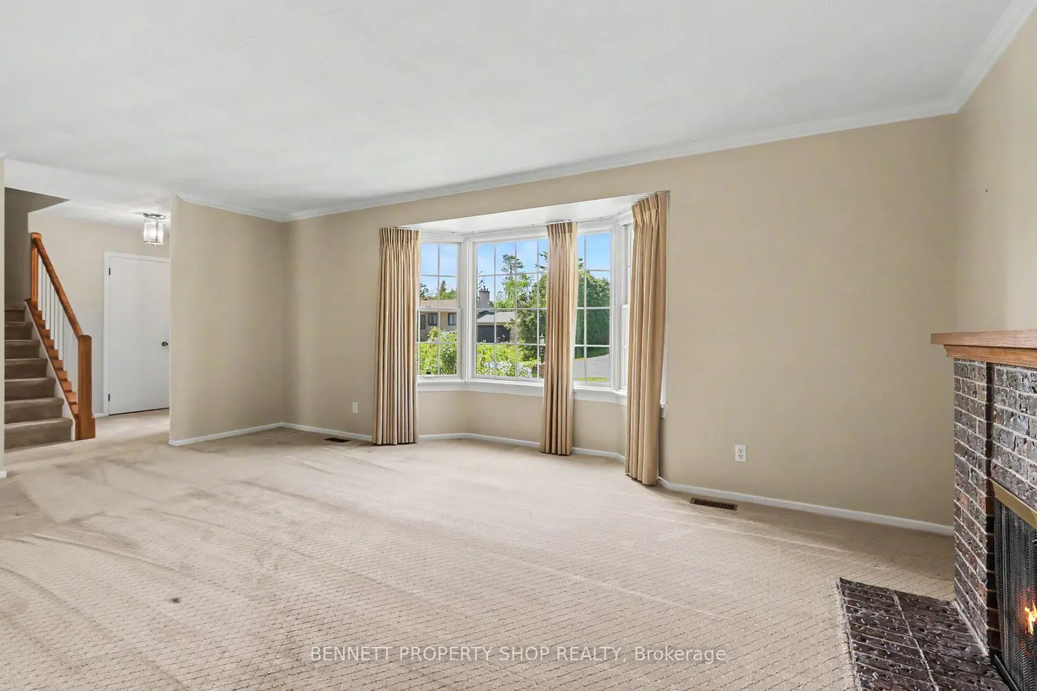 5449 Riverside Crescent photo 3