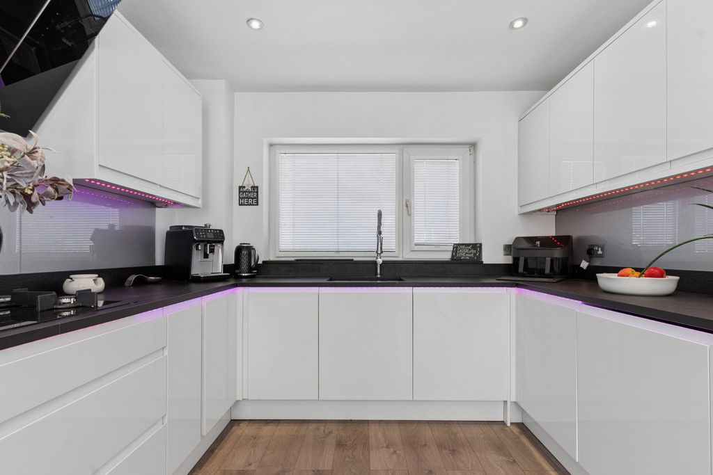 Additional image 10 of 5 bed detached house for saleCoombe Drive, Dunstable LU6