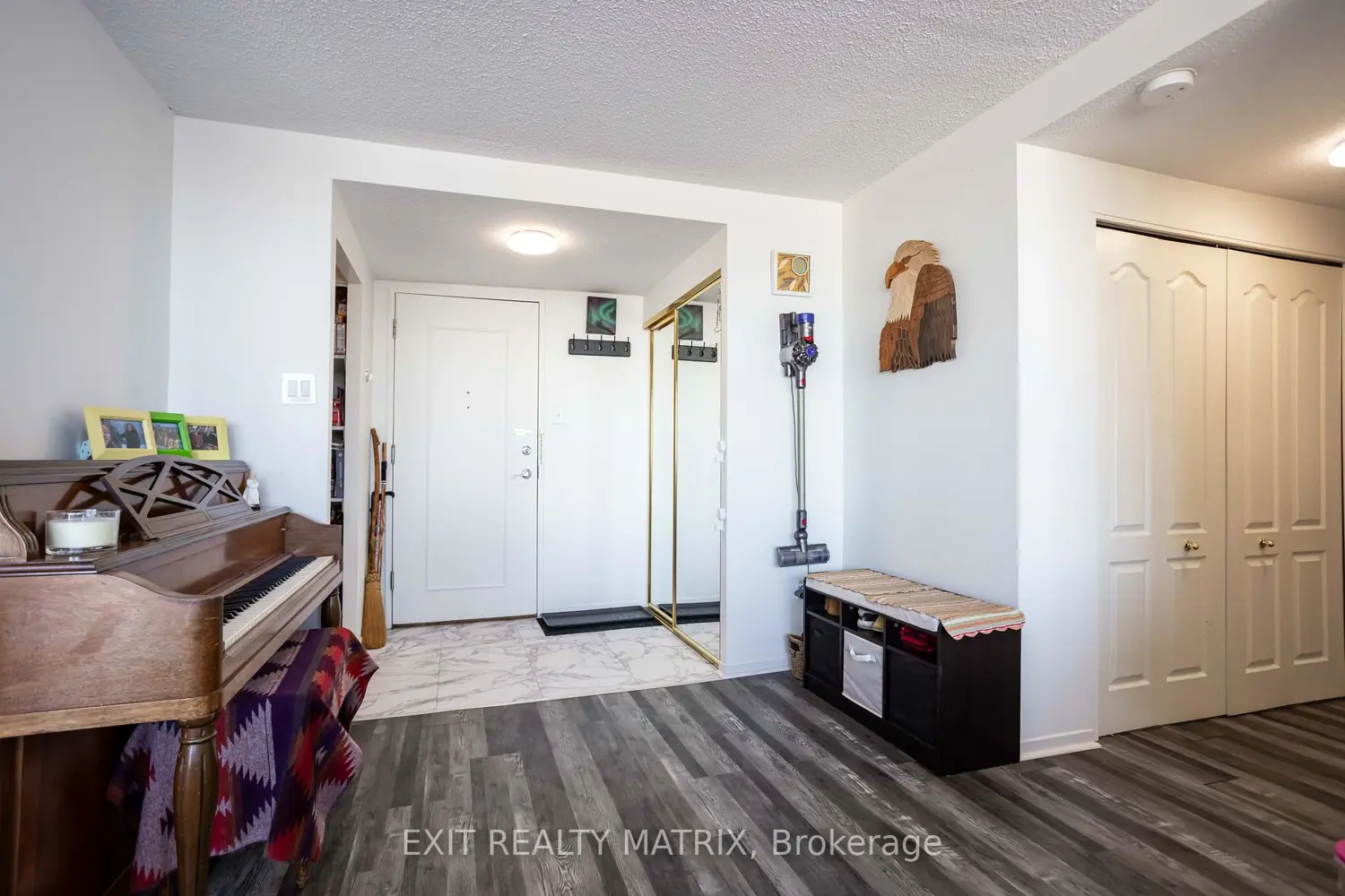 2759 Carousel Crescent 1007 photo 4
